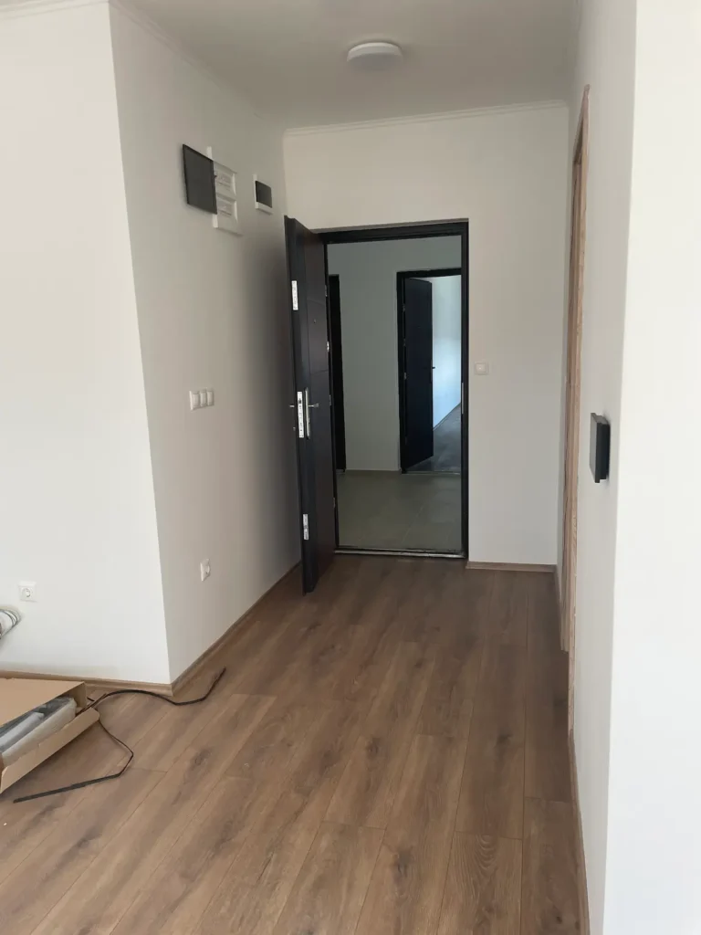 Bejárati ajtó és előtér, parketta padlóburkolattal