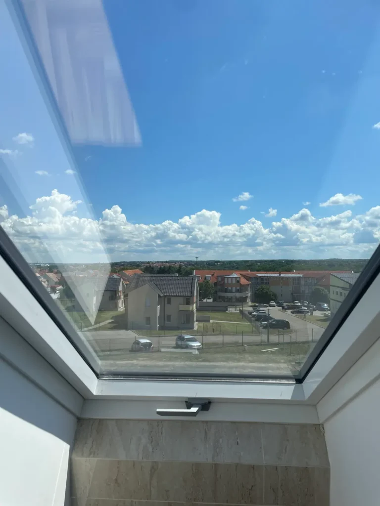 Ablaknézet a zöld városi panorámára