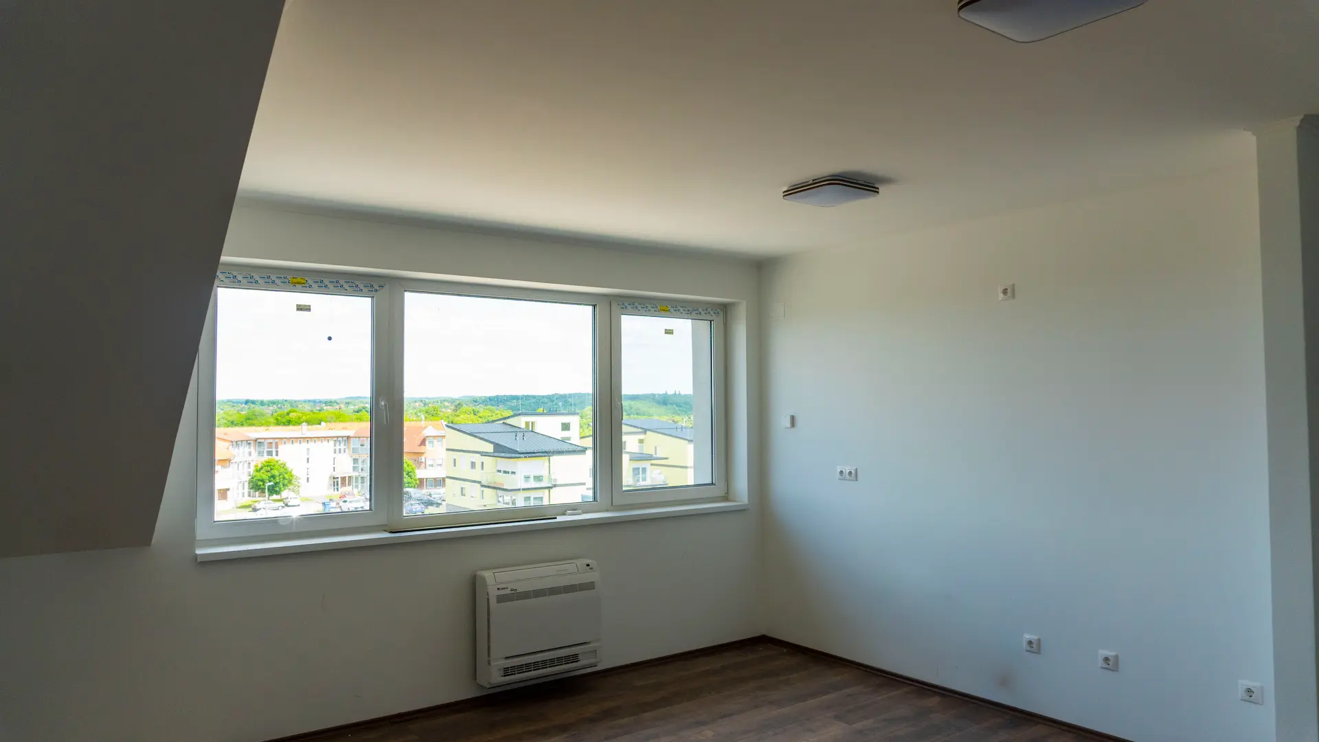 Lakás belső nézet - kilátás a zöld tájra