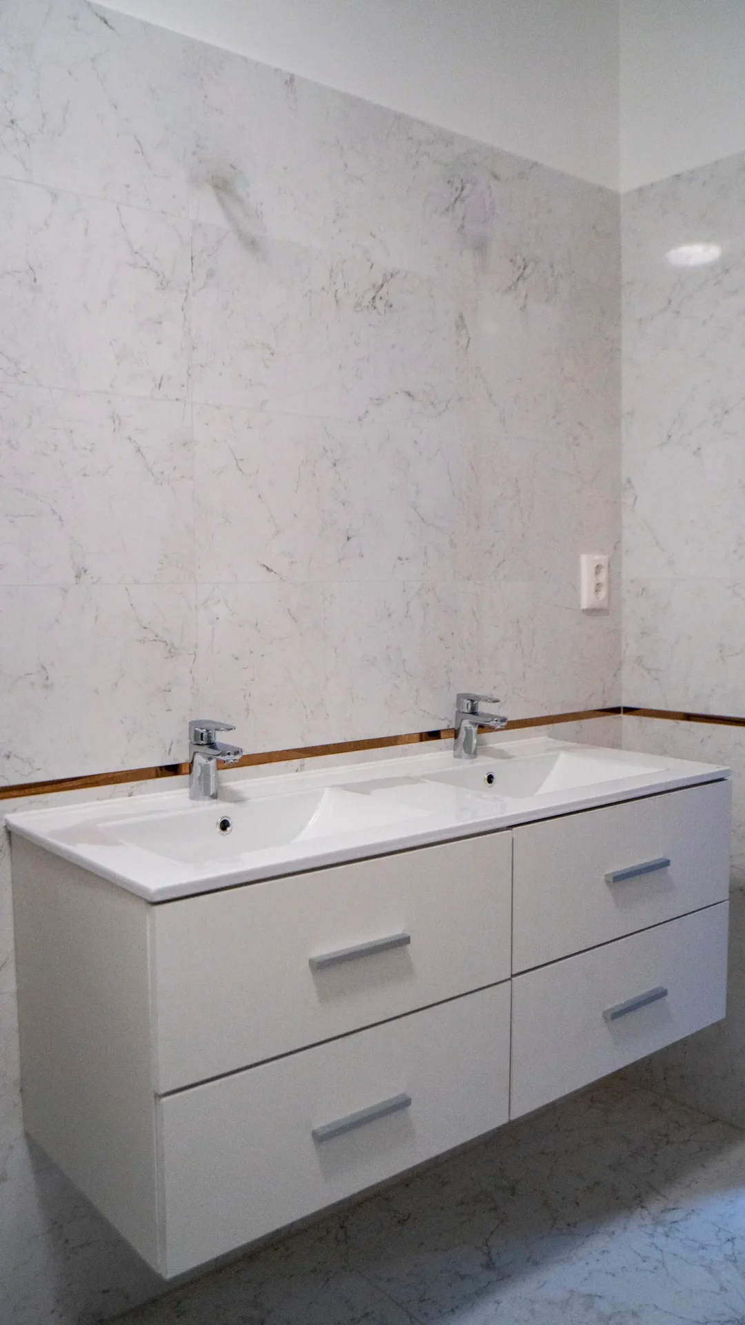 Fehér mosdószekrény dupla mosdóval