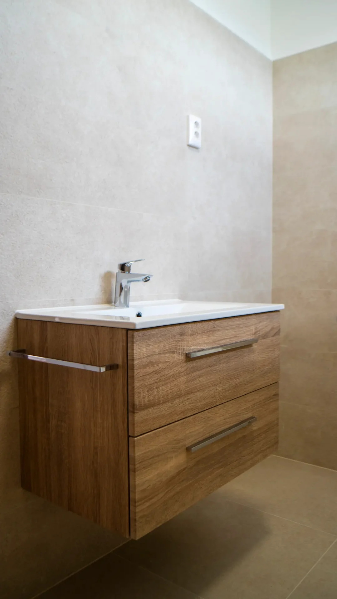 Fürdőszoba mosdószekrény, fa mintázatú kinézetben