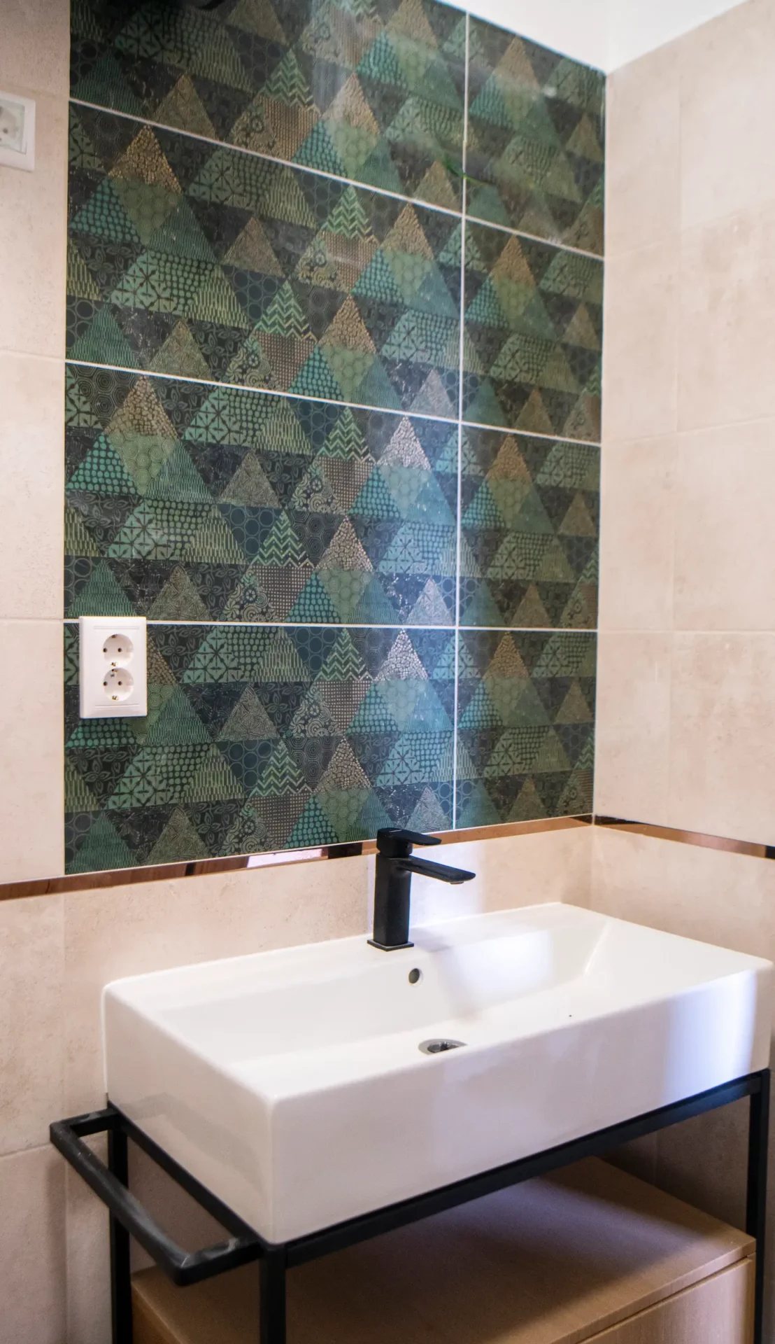 Háromszög mintázatú fürdőszoba burkolat és csaptelep