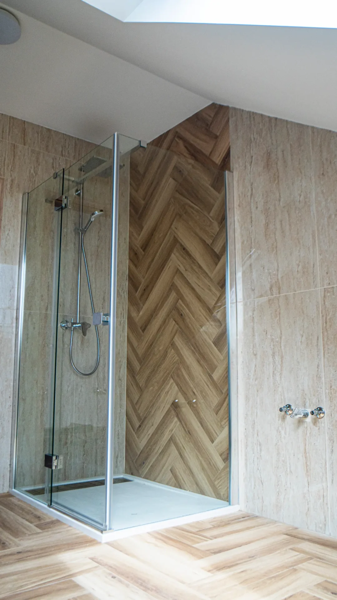 Üveg zuhanykabin stílusos falmintázattal