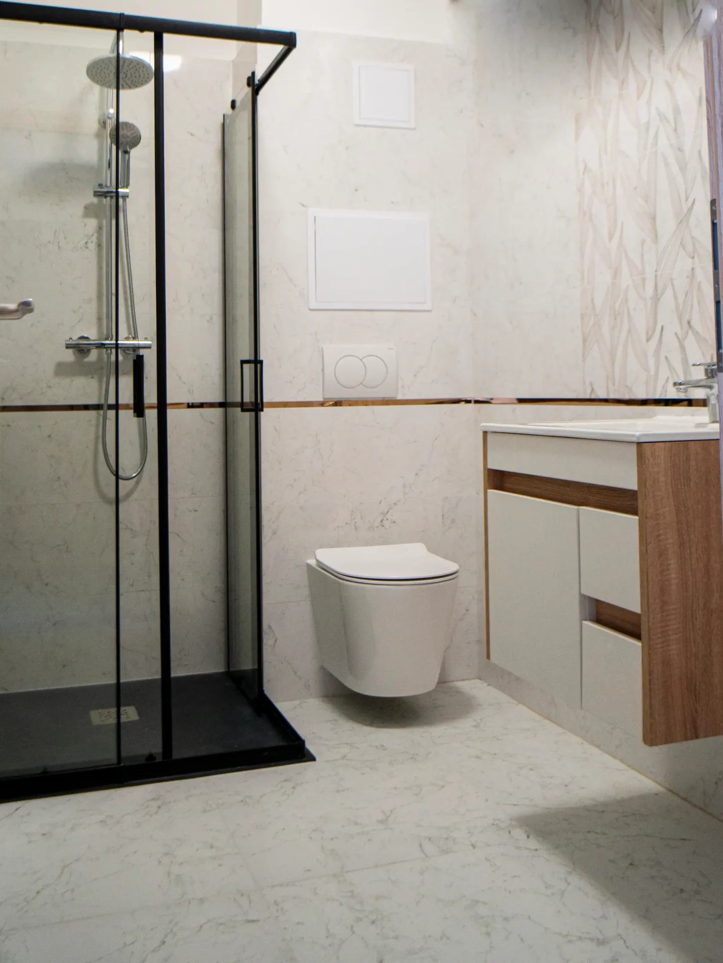 Fehér burkolattal bevont fürdőszoba - zuhanykabin és WC, illetve mosdószekrény