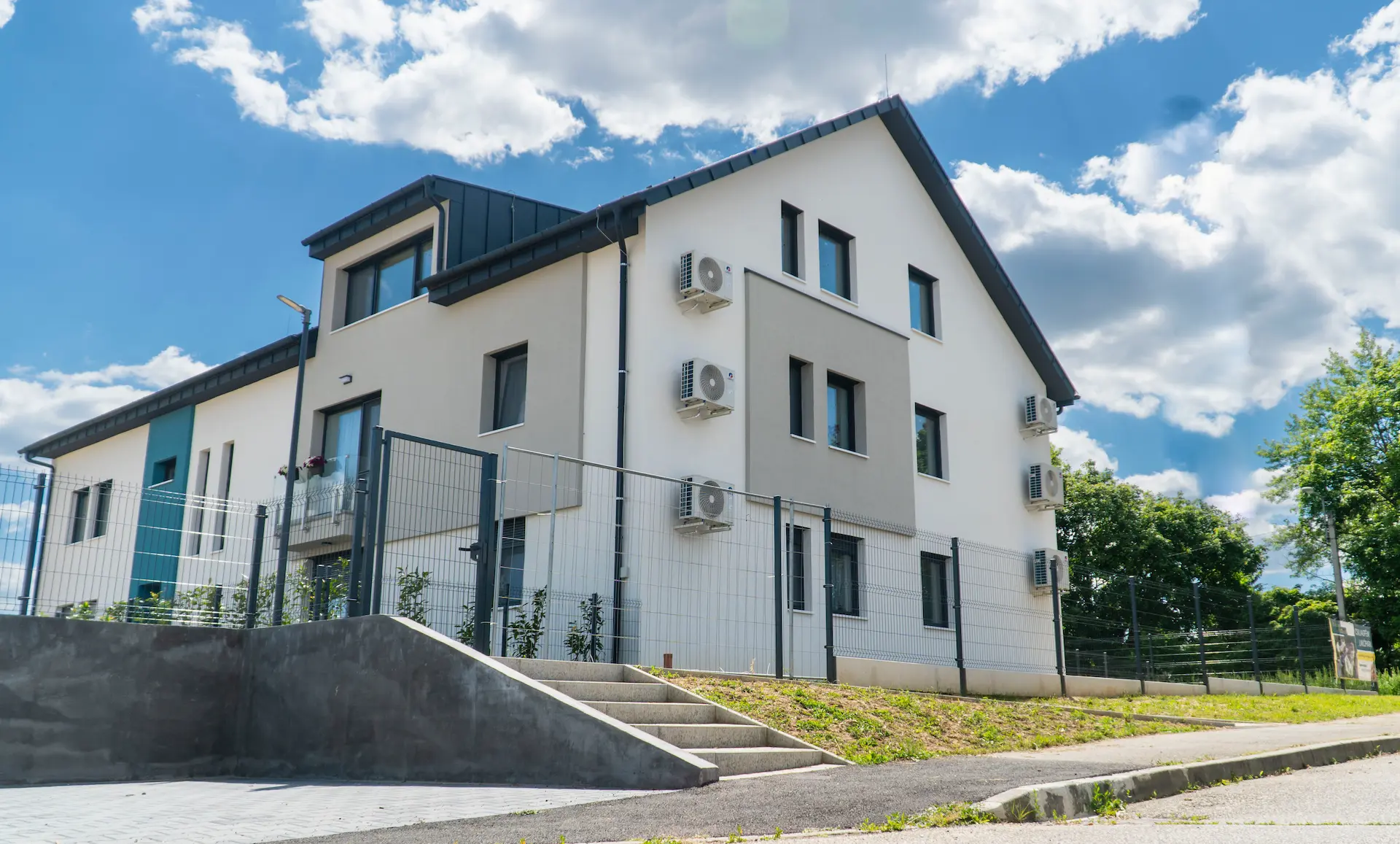 A Csillagfény Lakópark egyik epülete és bejárata