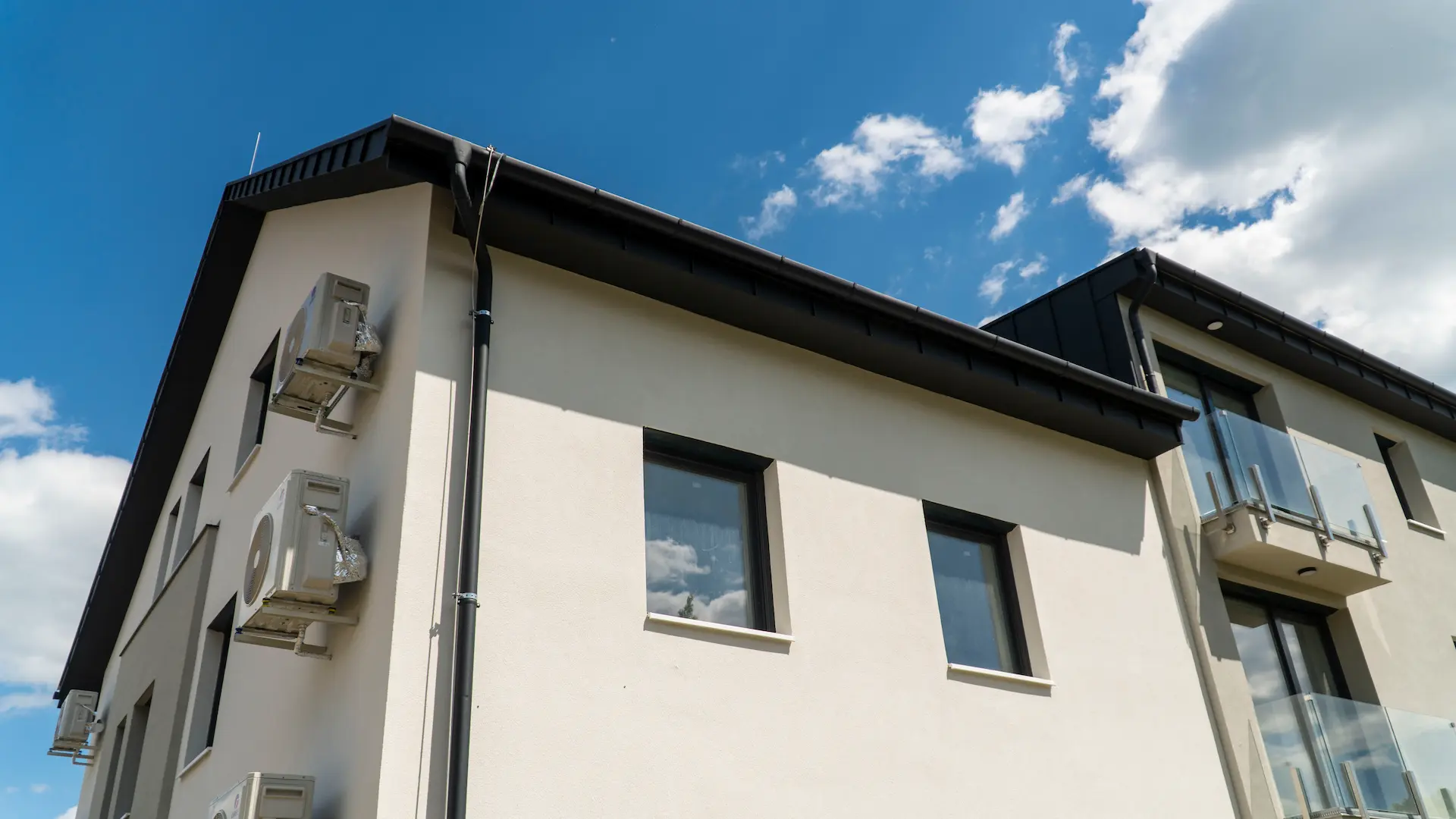 Csillagfény Lakópark épülete, saroknézetből