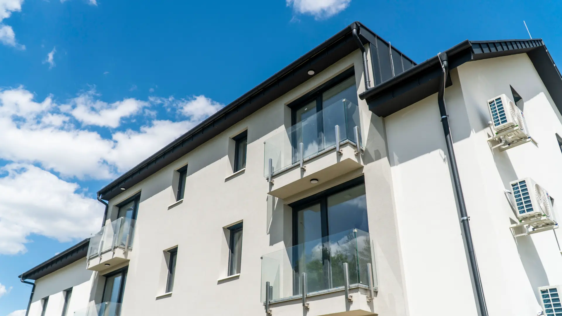 A Csillagfény Lakópark lakásainak erkélye és ablakai